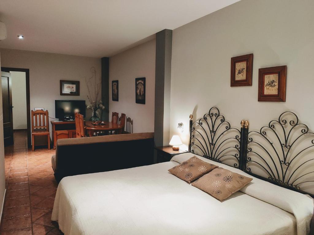 洛萨尔德拉韦拉La Garzona的一间卧室设有一张床和一间客厅。