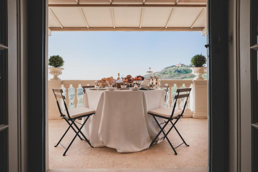 蒙特卡蒂尼泰尔梅Alfresco luxury Villa with Heated pool的享有美景的带桌椅的用餐室