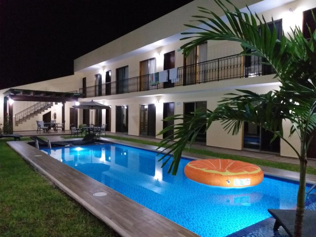 科苏梅尔PRIME VILLAGE Cozumel的夜间带游泳池的别墅