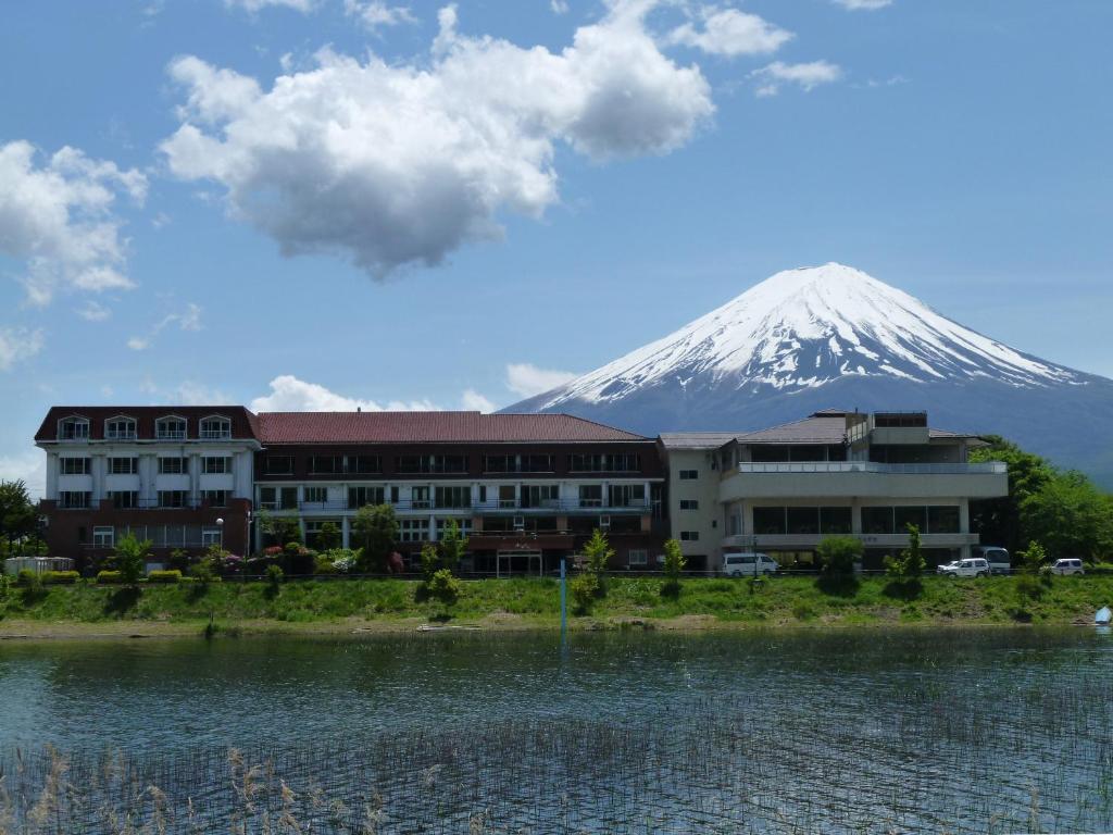 富士河口湖湖区水之乡酒店的山底下有建筑和水体的山