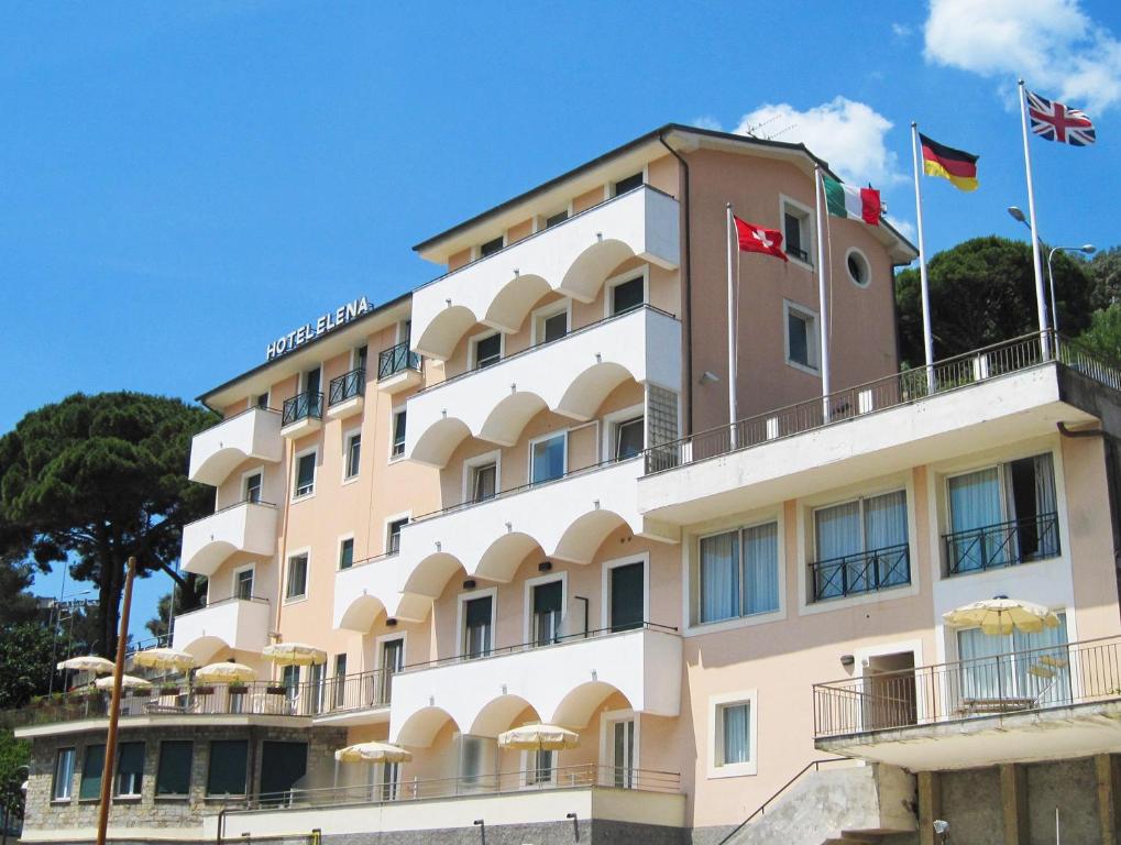 雷科埃莱娜酒店的上面有两个旗帜的酒店
