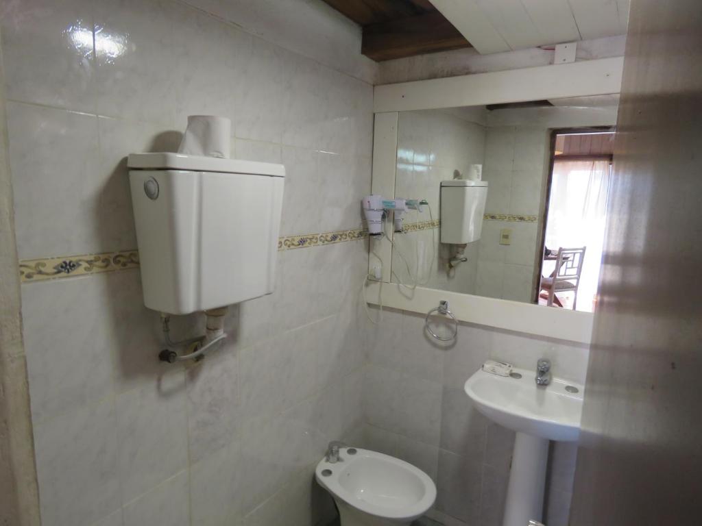 德尔迪阿布罗角La Ruca的一间带水槽、卫生间和镜子的浴室