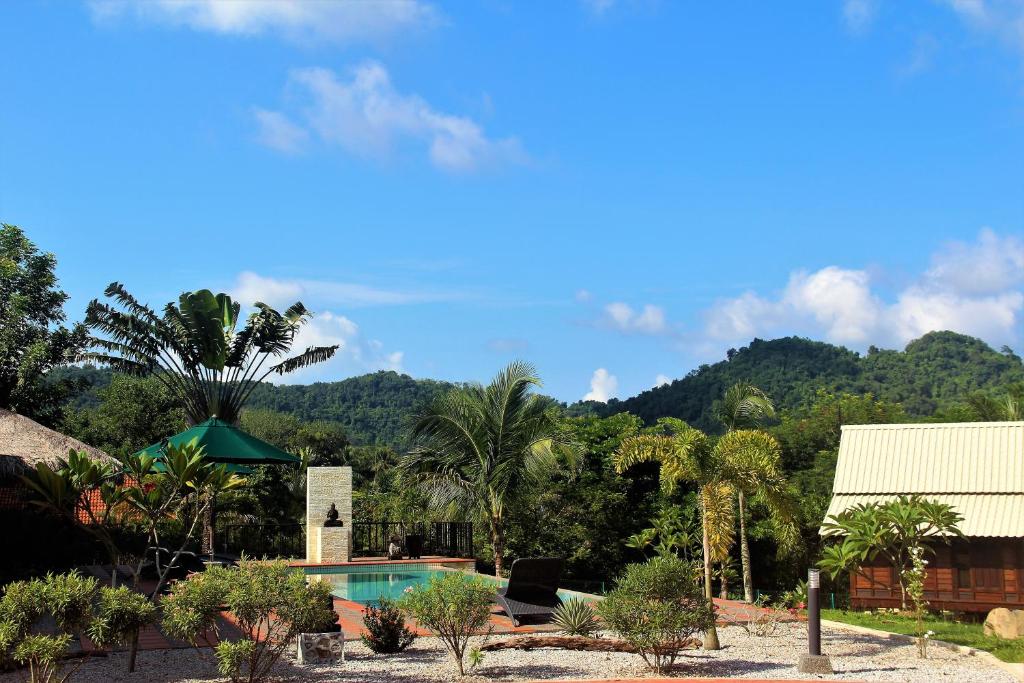 瓜埠Villa Kelapa Langkawi的一座带游泳池和山脉的度假村