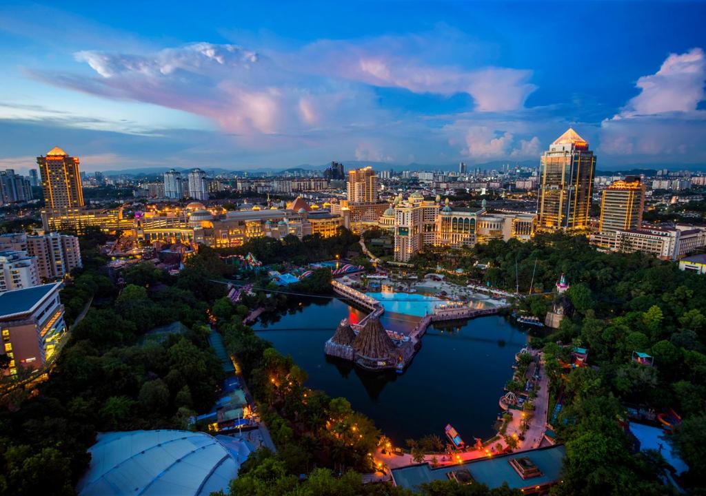 吉隆坡双威金字塔酒店的夜晚城市的空中景观