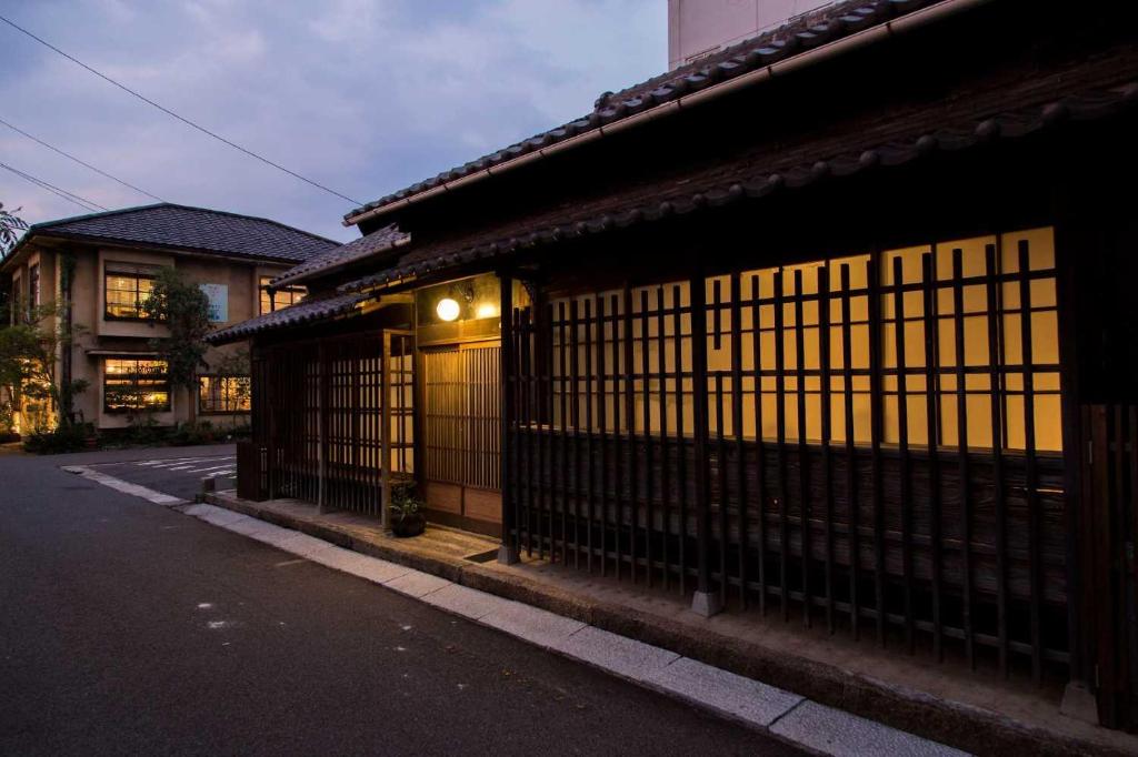 高松Kitahama Sumiyoshi的街道边有围栏的建筑物