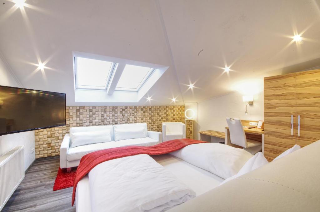 大乌姆斯塔特雅各布酒店的一间卧室配有两张床和一台平面电视