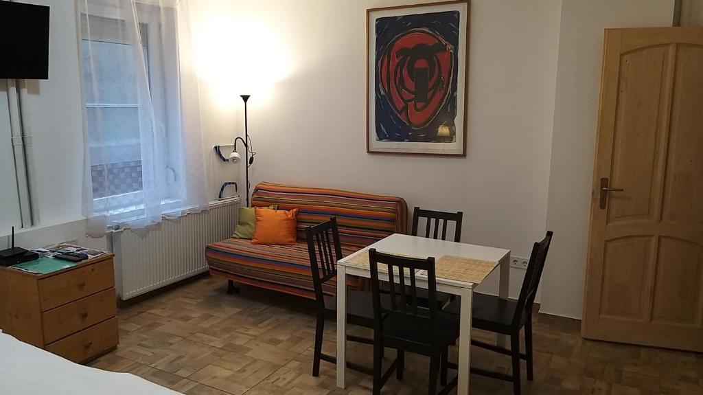 布达佩斯Ó-Újlak Apartman的客厅配有桌子和沙发
