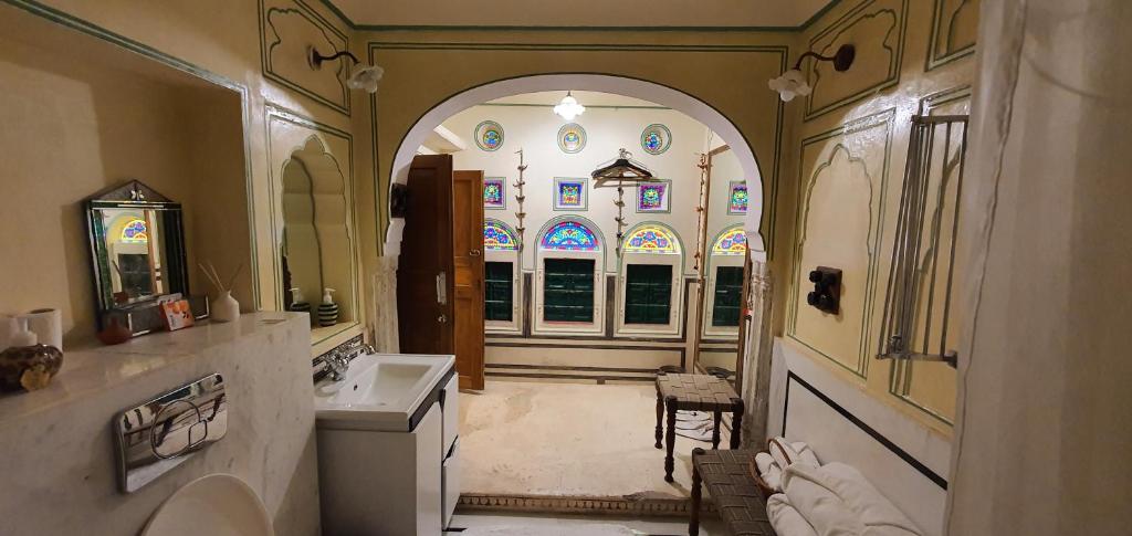 斋浦尔Jaipur Haveli的一间带水槽和镜子的大浴室