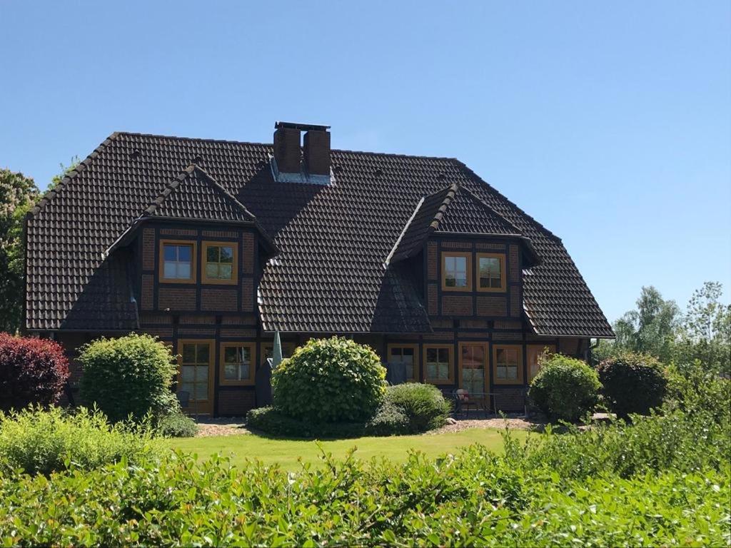 VadersdorfBauernhof Hopp的黑色屋顶的棕色房子