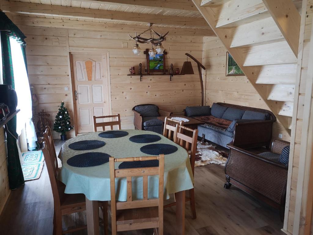 Lipnica WielkaBabiogórski Raj的客厅配有桌子和沙发