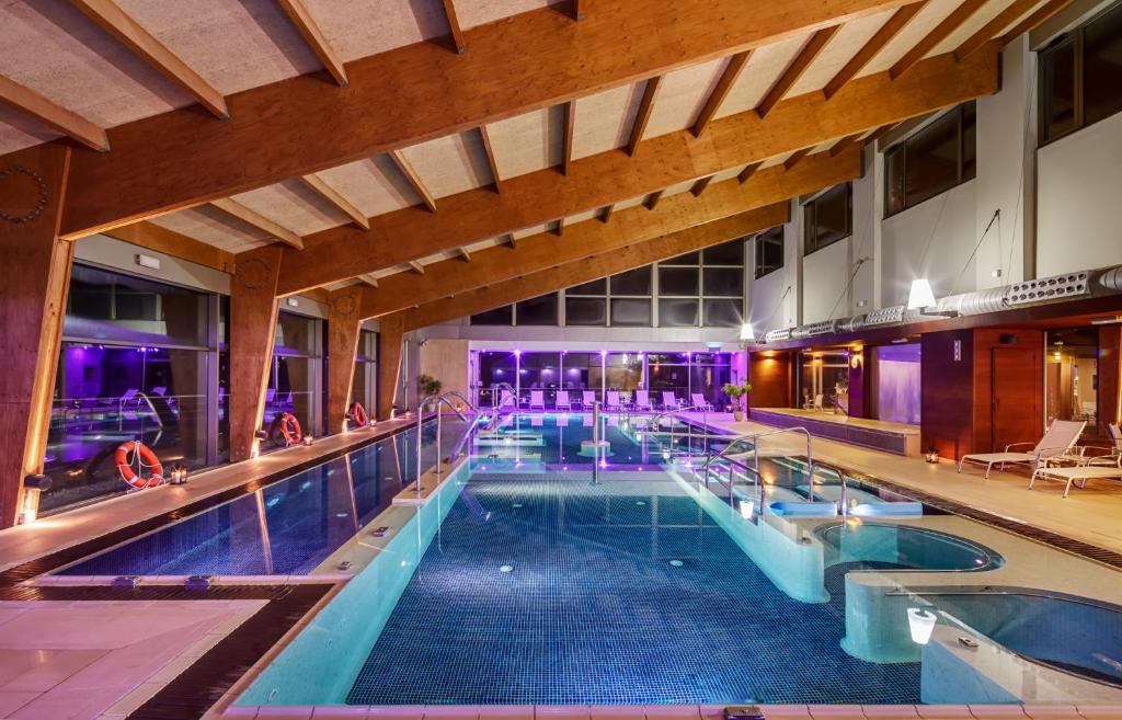 托瑟斯Hotel & Spa La Collada的大楼内的大型游泳池