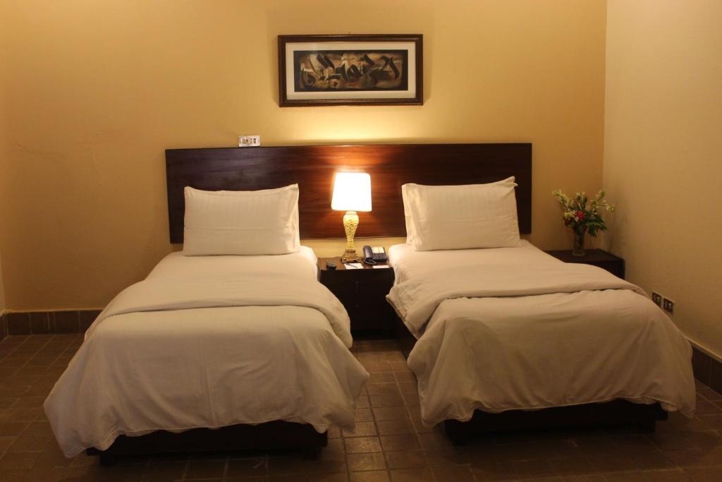 巴哈瓦尔布尔巴哈瓦尔布尔一号酒店的酒店客房,设有两张床和一盏灯