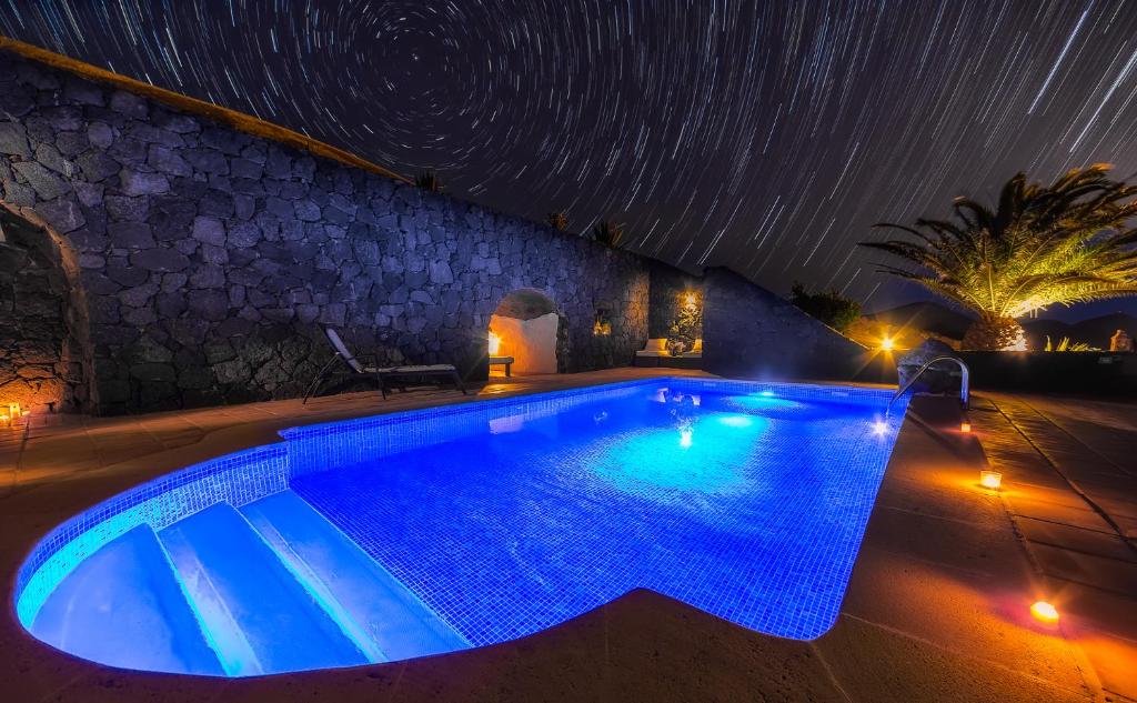 蒂亚斯Casa Gecko的夜晚的游泳池,天空中星星