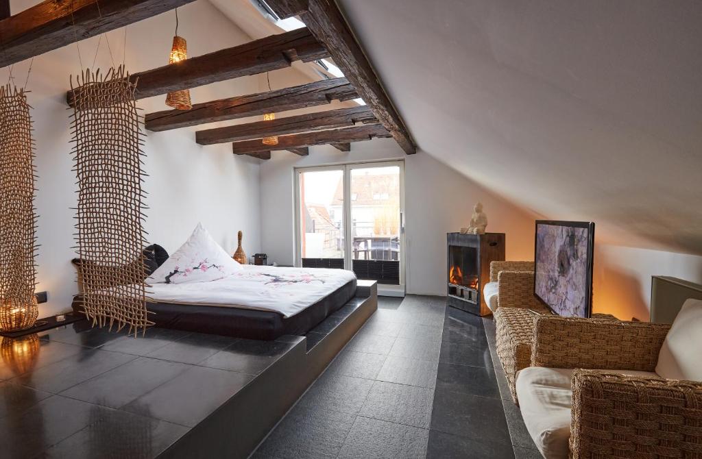 斯图加特德曹贝尔勒凌酒店的一间卧室配有一张床、一张沙发和一个窗口