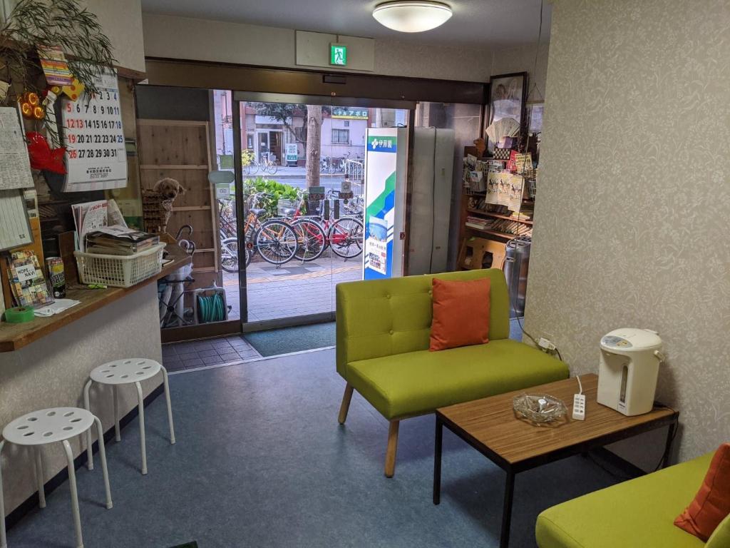 大阪钻石酒店的一间储藏室,里面摆放着绿色椅子和桌子