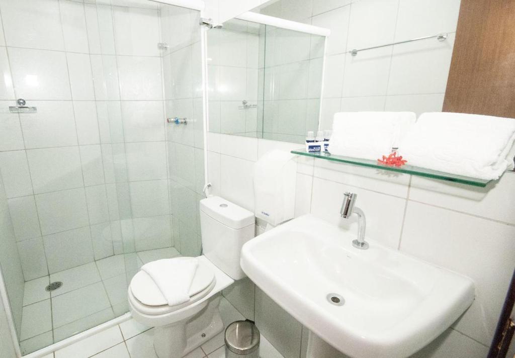 累西腓美好旅行酒店的白色的浴室设有卫生间和水槽。