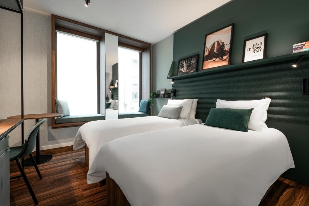 安特卫普A-STAY Antwerp的绿墙客房内的两张床