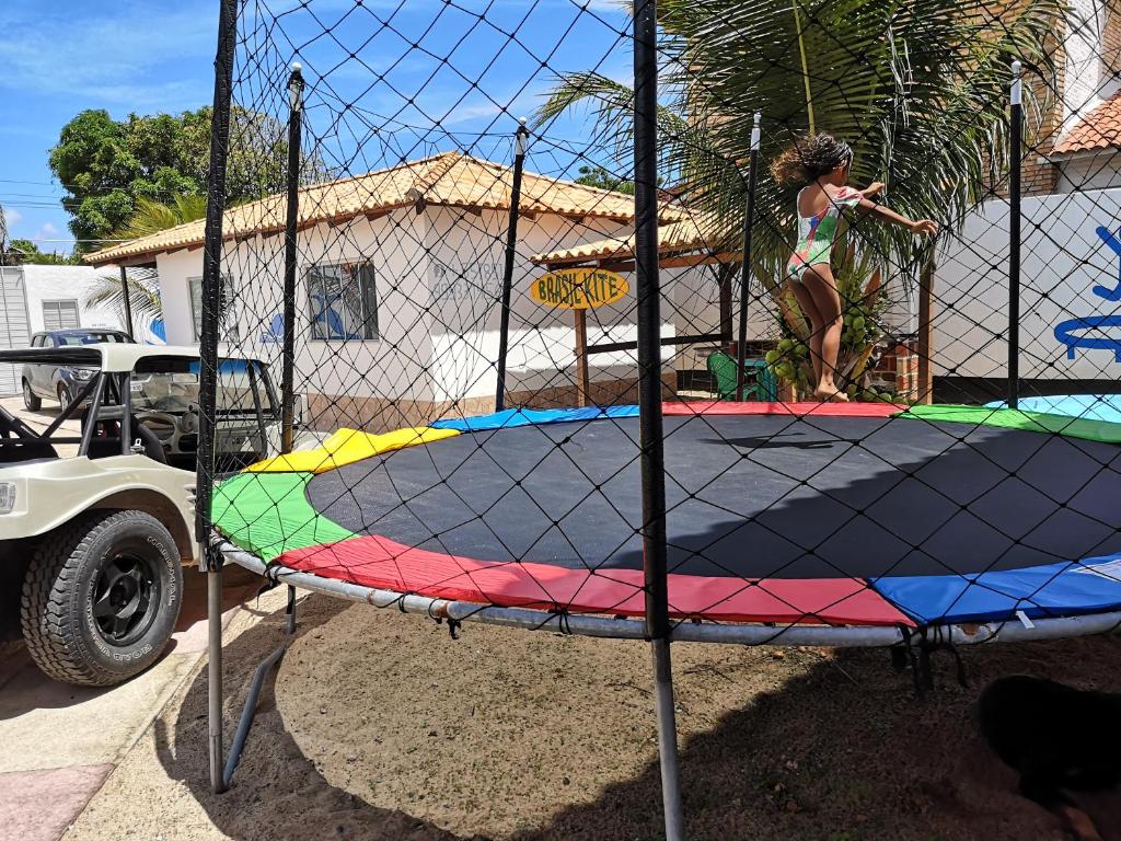帕拉库鲁Brasil-Kite的一位妇女站在蹦床上