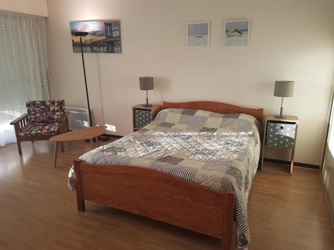 圣保罗莱达Appartement T1 central pour cures courts séjours的一间卧室设有一张床和一间客厅。