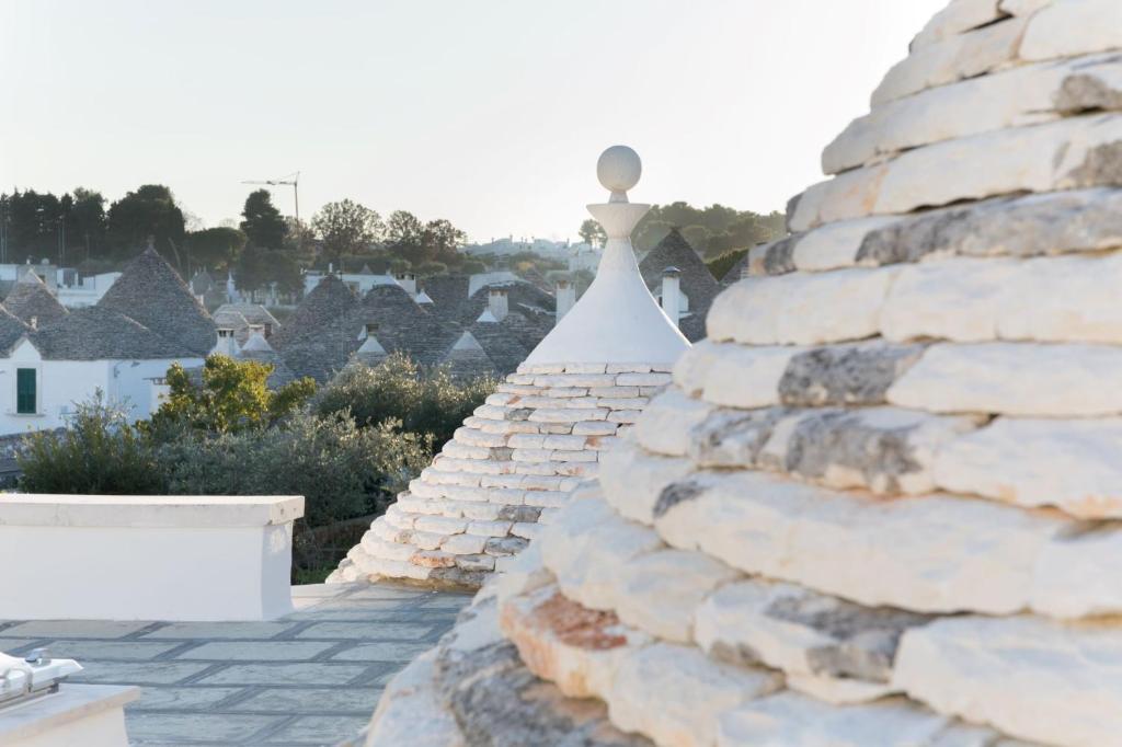 阿尔贝罗贝洛Trulli Resort Aia Piccola的屋顶上的一堆石头