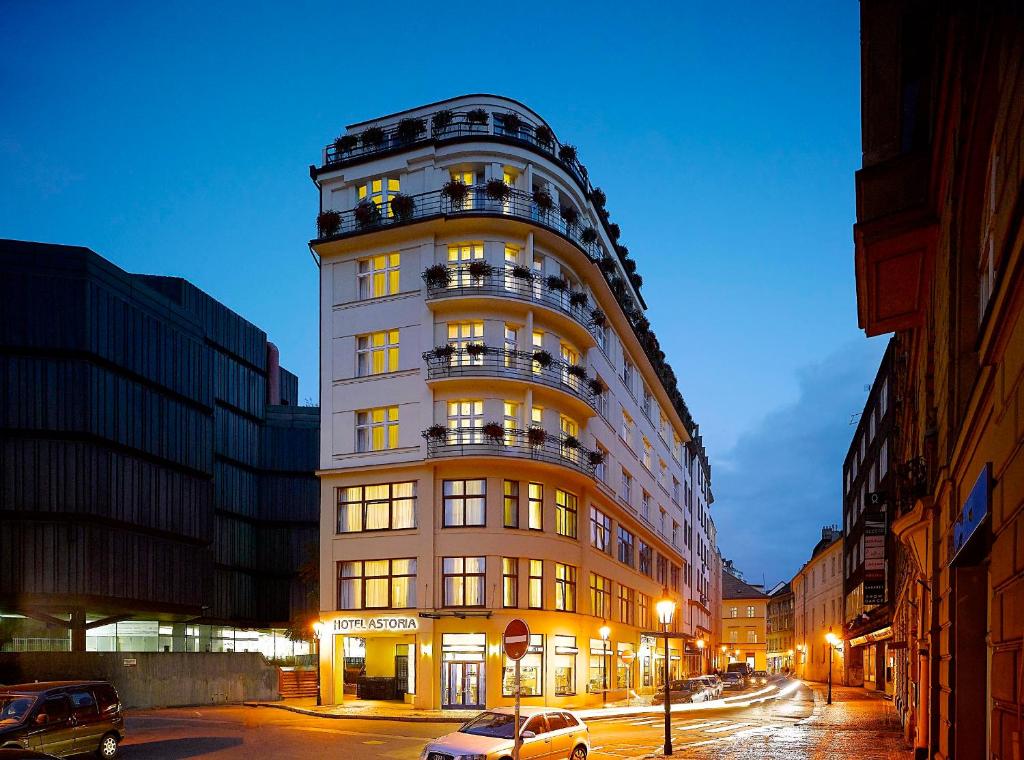 布拉格阿斯托里亚酒店的夜幕降临的城市街道上一座高楼