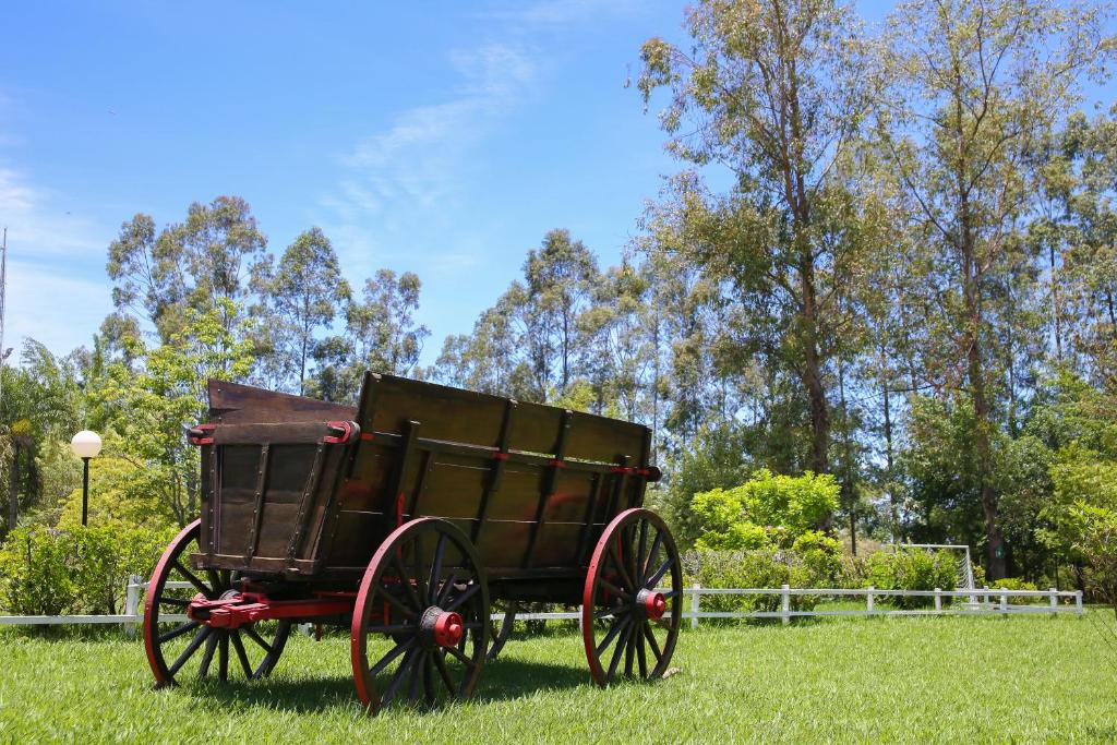 皮拉西卡巴Casa de Campo Magnifica的坐在草地上的马车