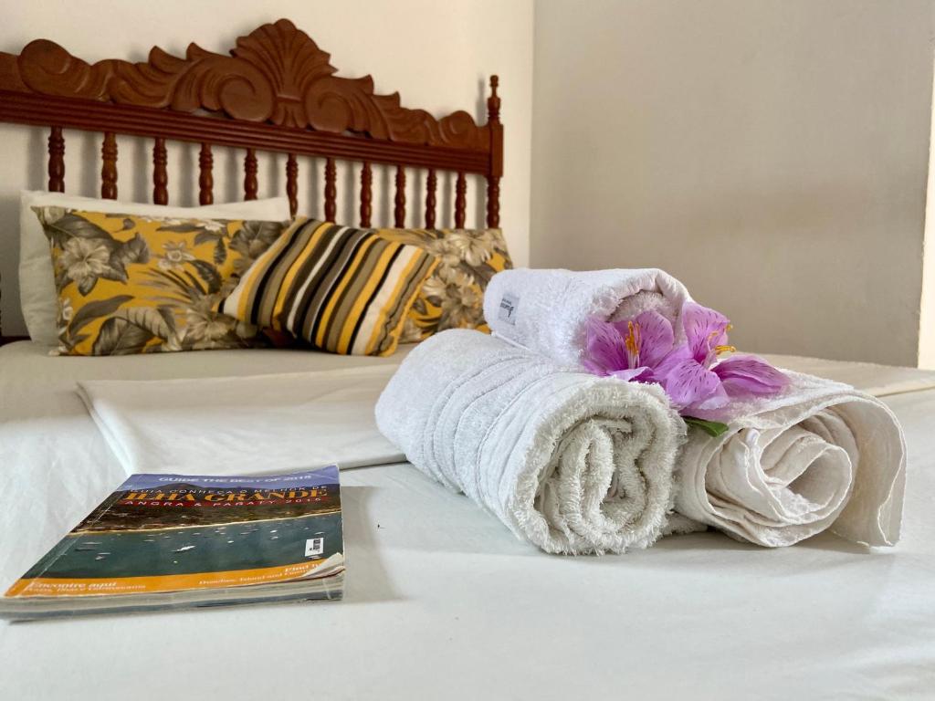 阿布拉奥Casa da Polly IG的书旁边的床上毛巾