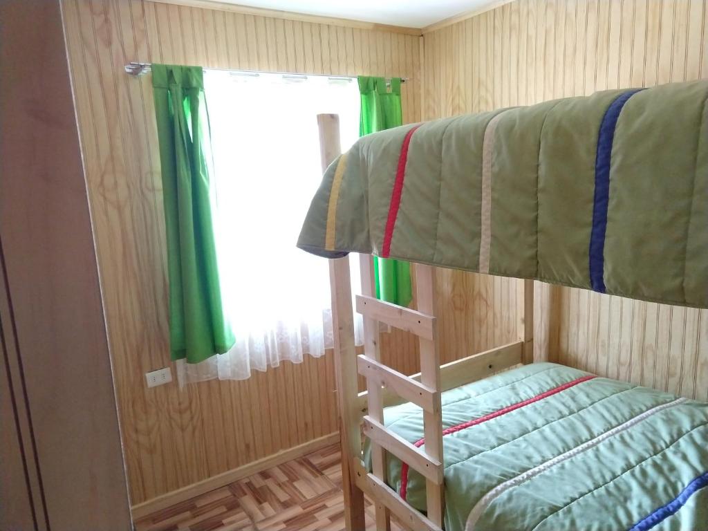 比亚里卡Cabaña entre rios的一间卧室配有双层床和窗户。