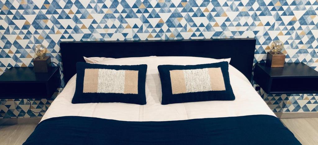马尔梅迪By Chris的一间卧室配有一张带两个枕头的床