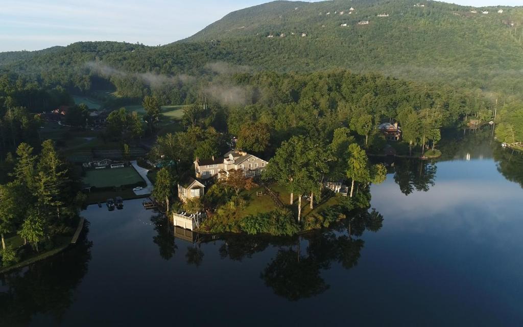 Lake ToxawayThe Greystone Inn的湖上岛屿上房屋的空中景观