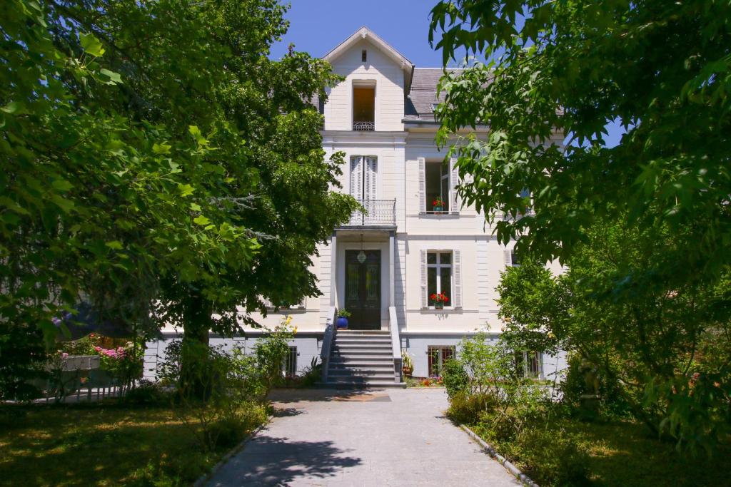 巴涅尔-德吕雄La VILLA ILIXON的白色的房子,设有门廊和车道