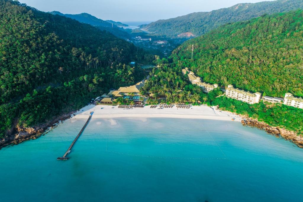热浪岛塔拉斯海滩Spa度假酒店的水中海滩的空中景色
