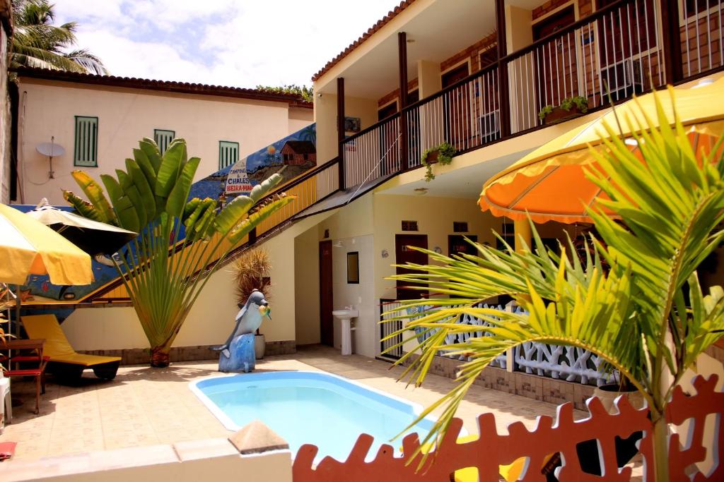 马拉戈日Camping e Chalés Beira Mar的一座建筑的庭院中的游泳池