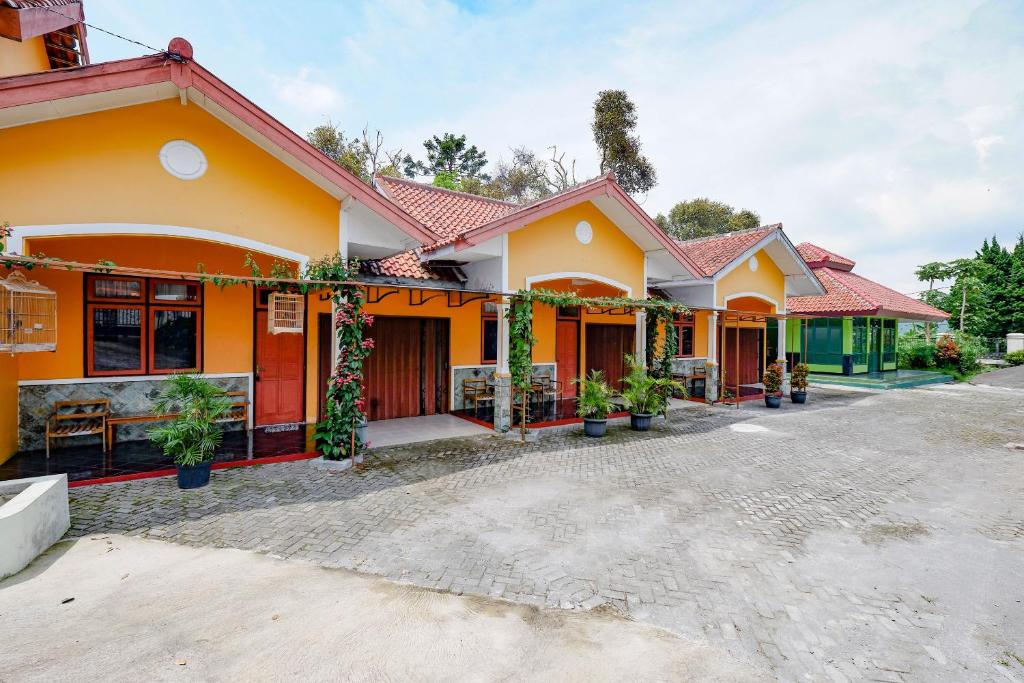 梭罗Hotel BIP Tawangmangu的橙色和黄色的房子