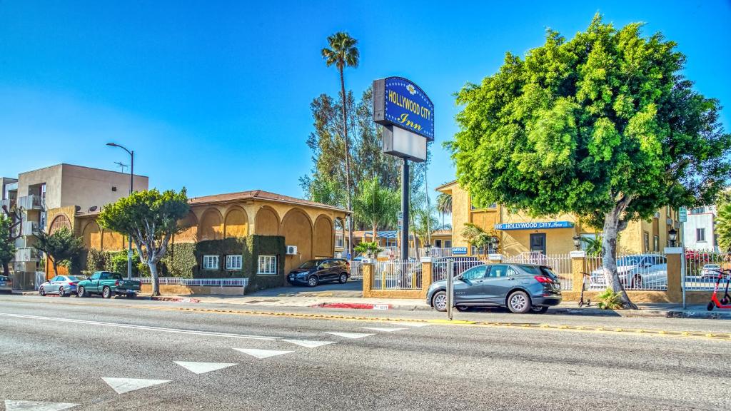 洛杉矶好莱坞城市旅馆的停在街道边的汽车