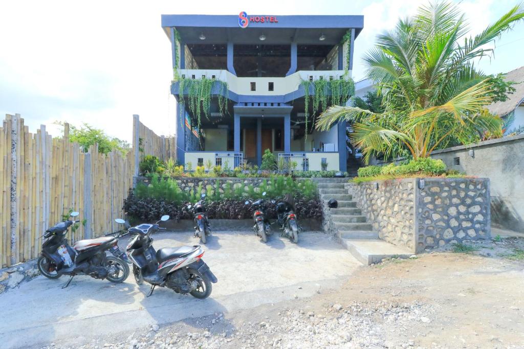 珀尼达岛Hostel Bukit Sangcure的停在房子前面的一群摩托车