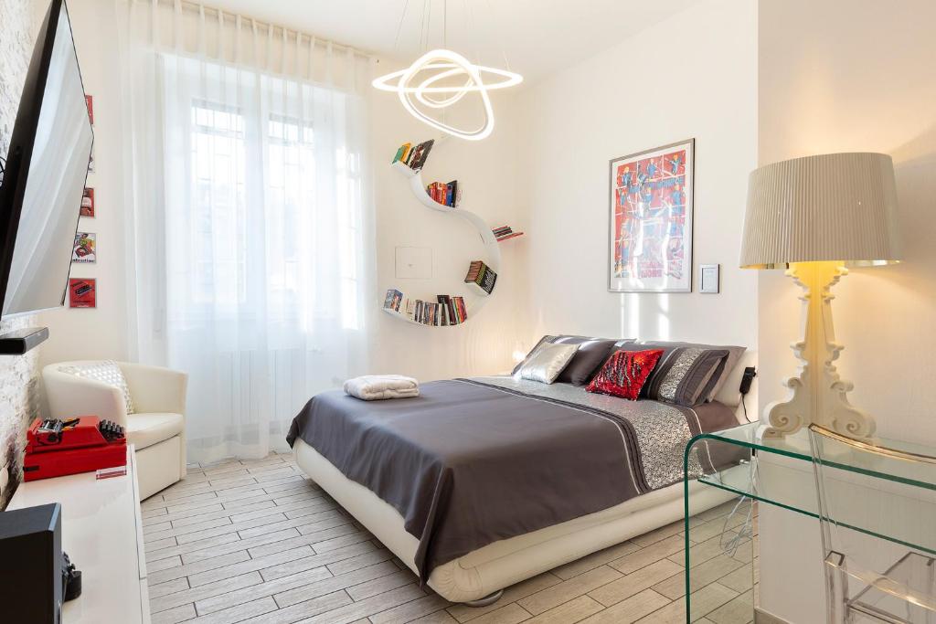 米兰Pop Luxury Experience的一间卧室配有一张床和一张玻璃桌