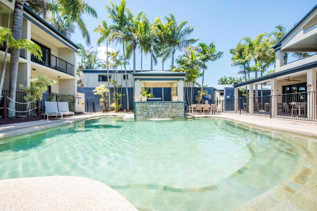 麦凯珊瑚岛度假村汽车旅馆的一座建筑物中央的游泳池