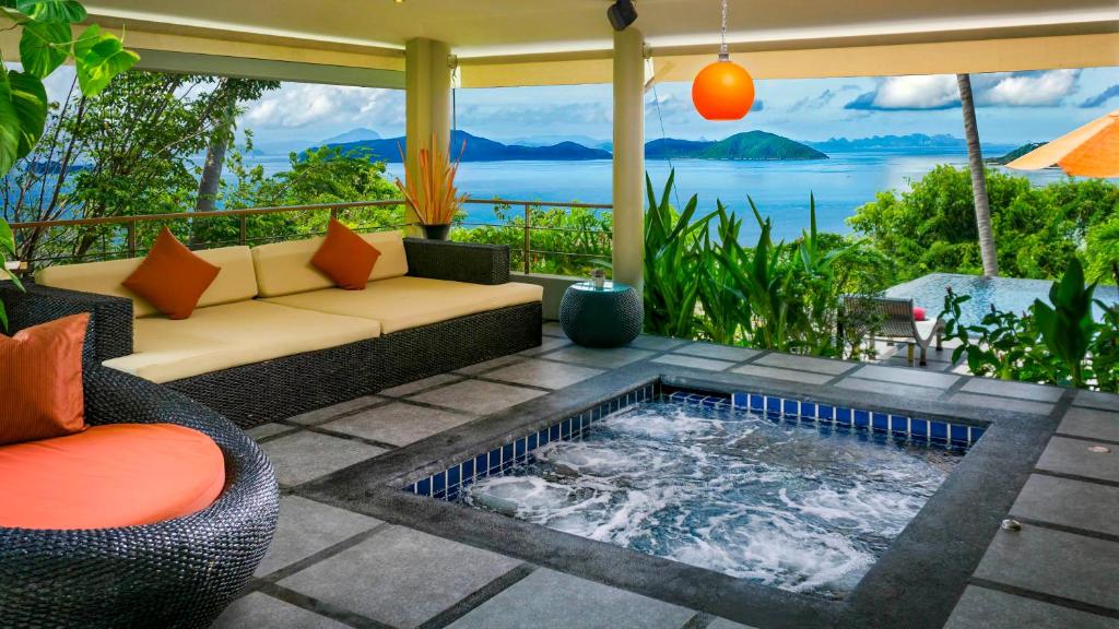 蓝赛特海滩萨派尔别墅的天井设有热水浴池和美景沙发。