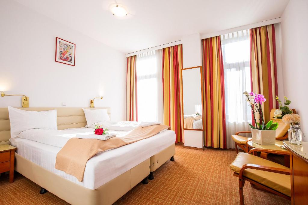 萨图马雷Hotel Dana 2的配有一张床和一张书桌的酒店客房