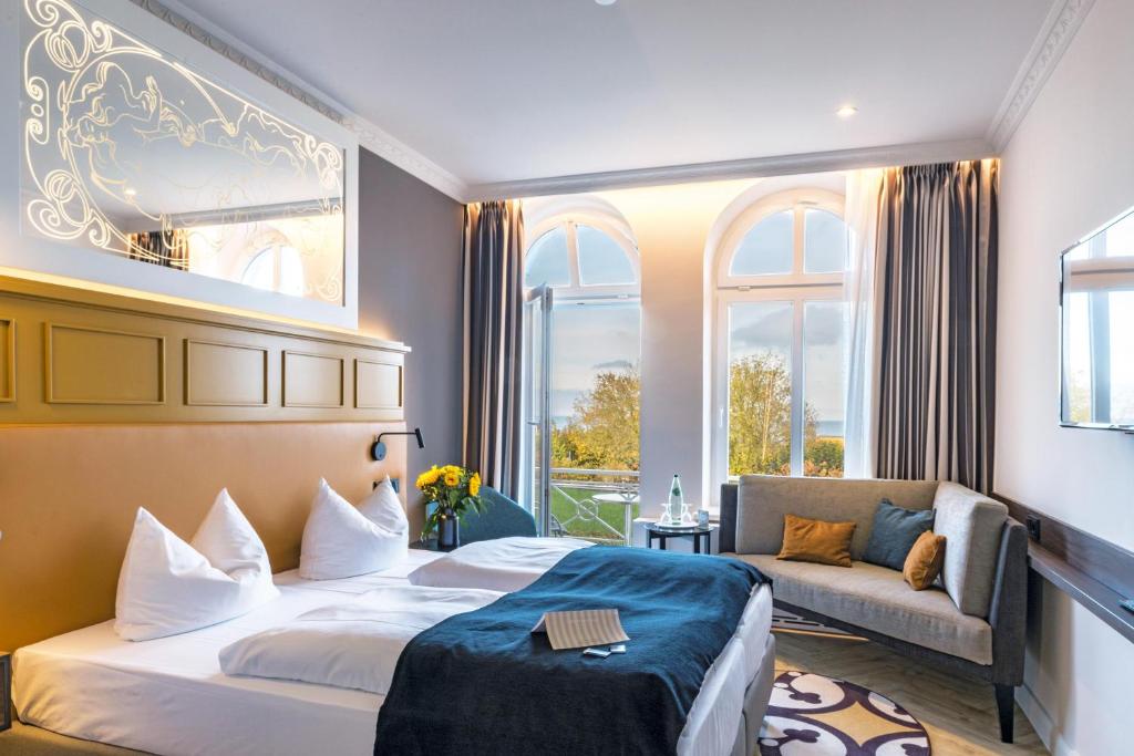 塞巴特阿尔贝克阿尔贝克奥斯酒店的酒店客房,配有床和沙发