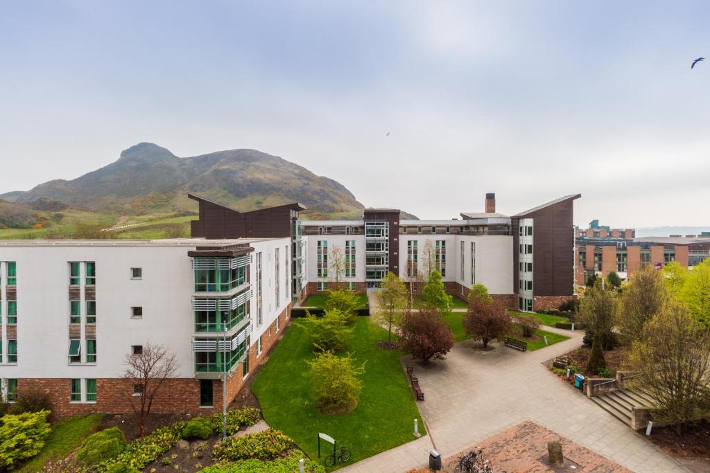 爱丁堡Summer Stays at The University of Edinburgh的享有公园建筑的空中景致
