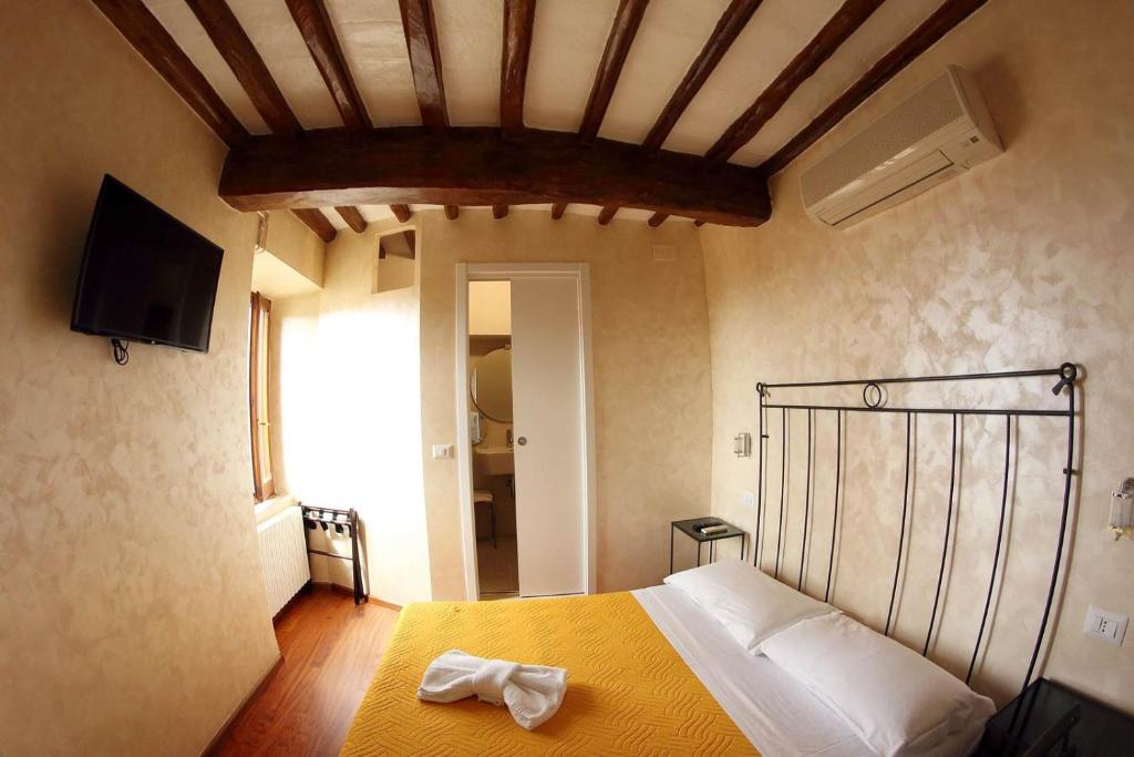 佩鲁贾普瑞玛维拉迷你酒店的一间卧室配有一张黄色床罩的床