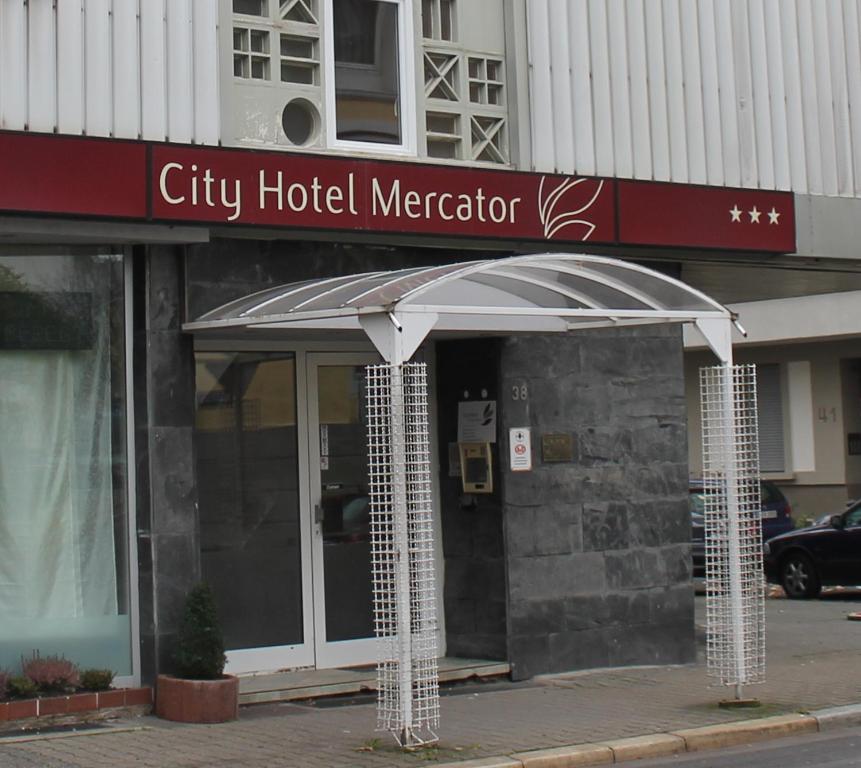 美因河畔法兰克福墨卡托城市酒店的城市酒店商人,前面有一把伞