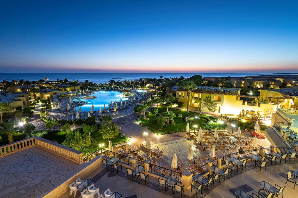 加利布港Three Corners Fayrouz Plaza Beach Resort的夜间享有度假村的空中景致