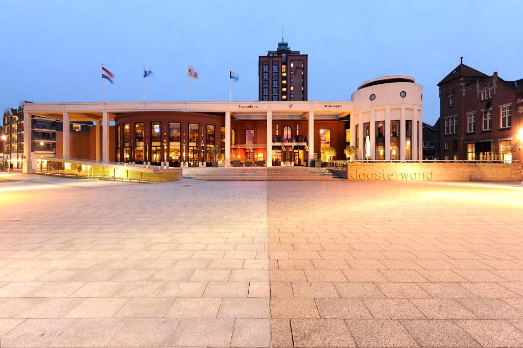 鲁尔蒙德范德瓦尔克橘园剧院酒店的城市中一座大建筑