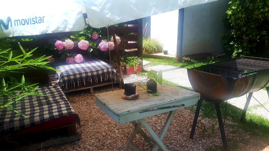 皮里亚波利斯Familia Moro的花园内设有烧烤架和桌子。