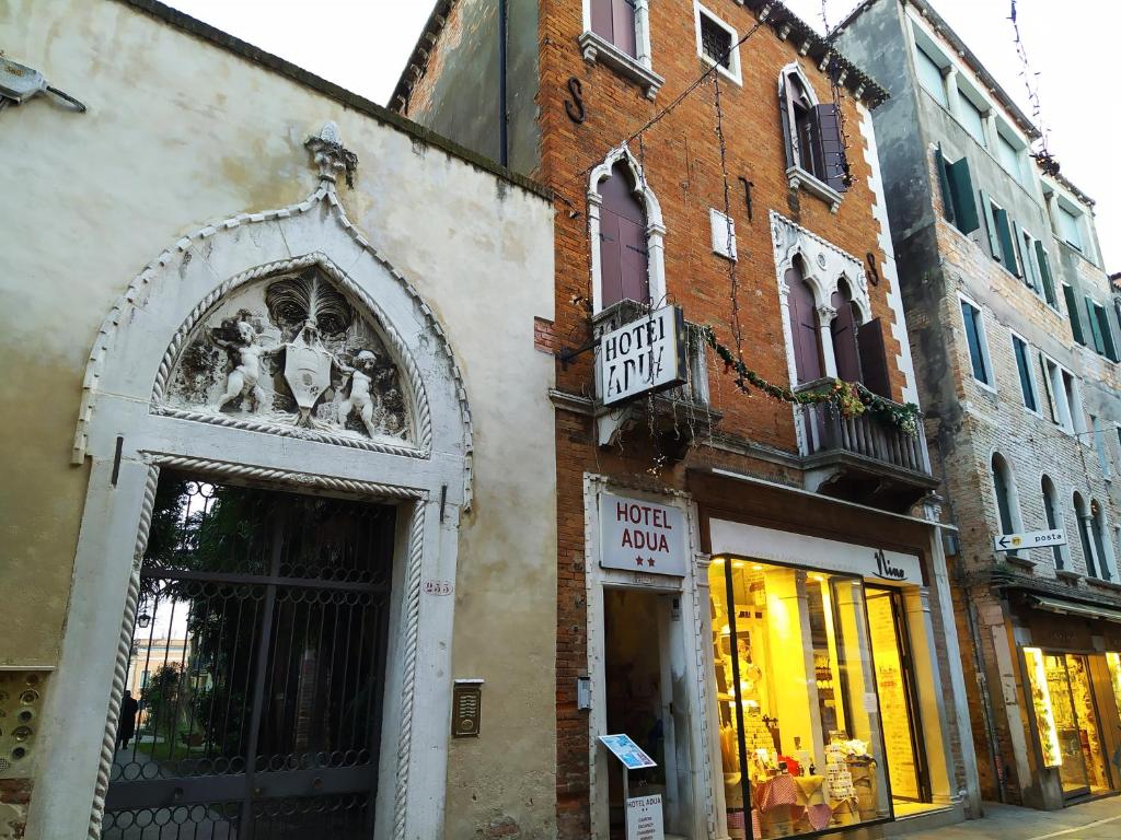 威尼斯阿杜阿酒店的街道边有标志的建筑物