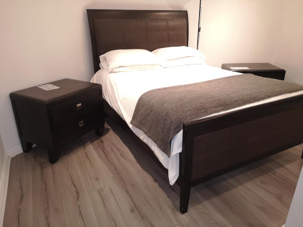 格拉斯哥格拉斯哥汉普顿花园式公寓的一间卧室设有一张大床和两个床头柜