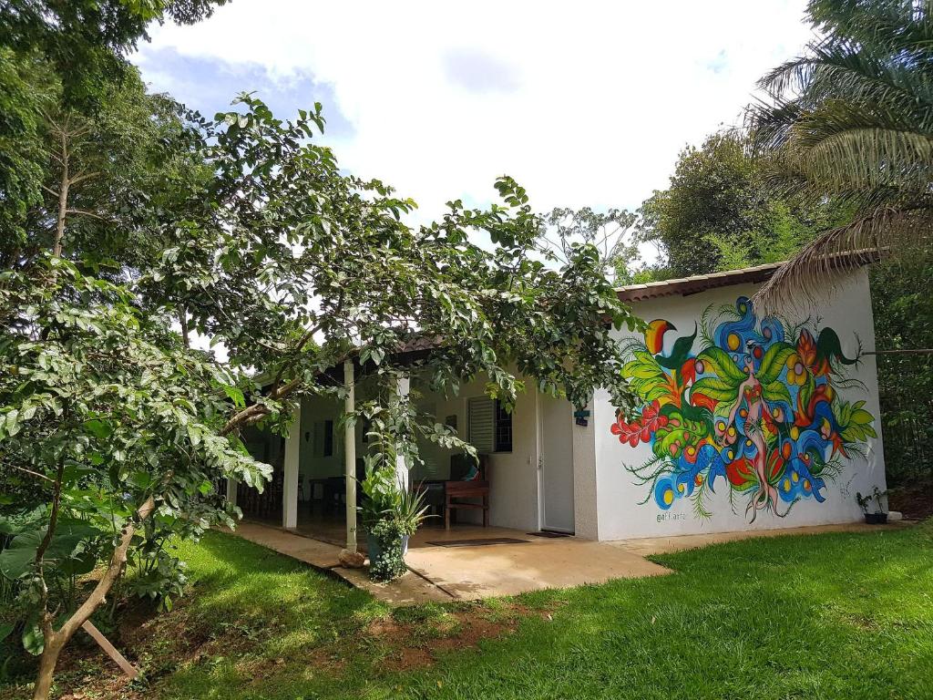 沙帕达-杜斯吉马朗伊斯Pousada Luz do Jamacá的一面有画的房子